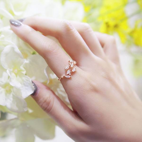 Diamond cut gold leafy ring