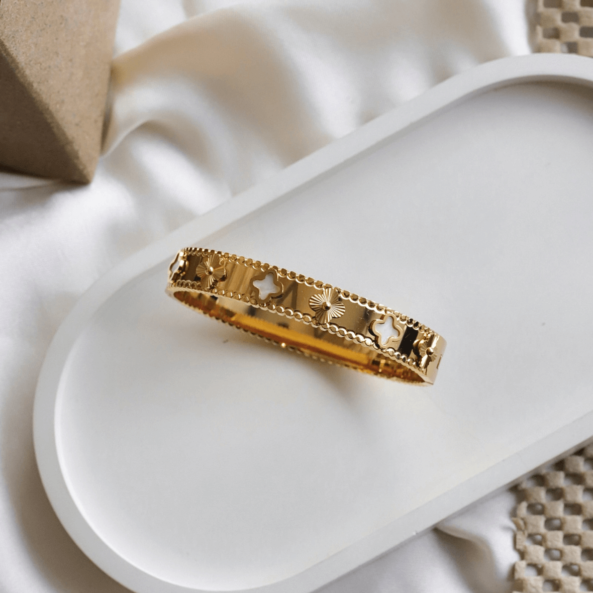 Bloom Leaf Charm Bangle