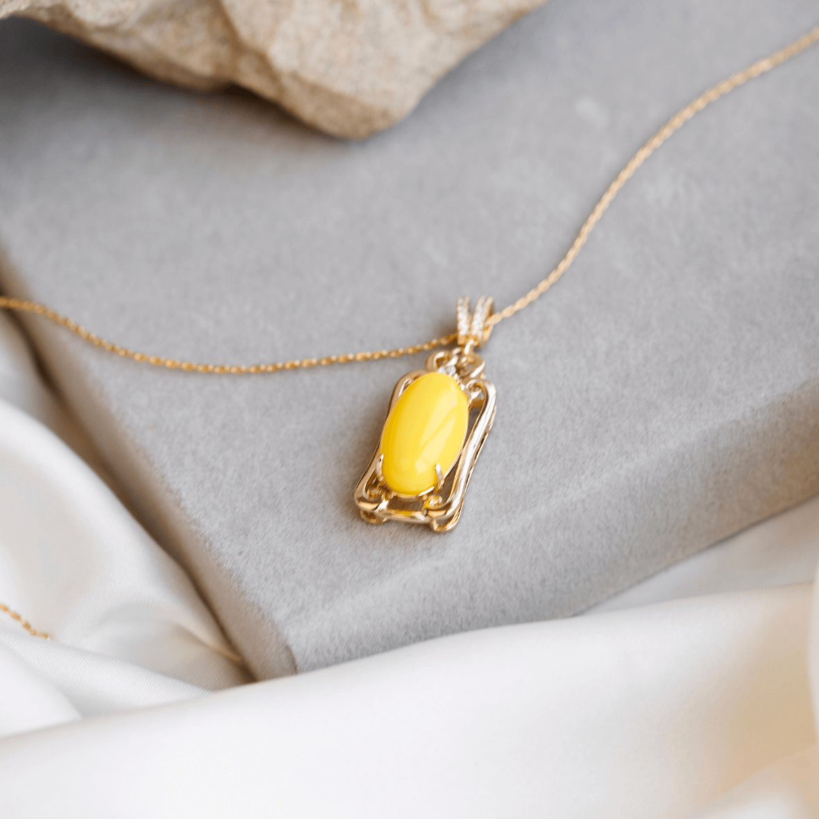 Royal Elegant Pendent with chain