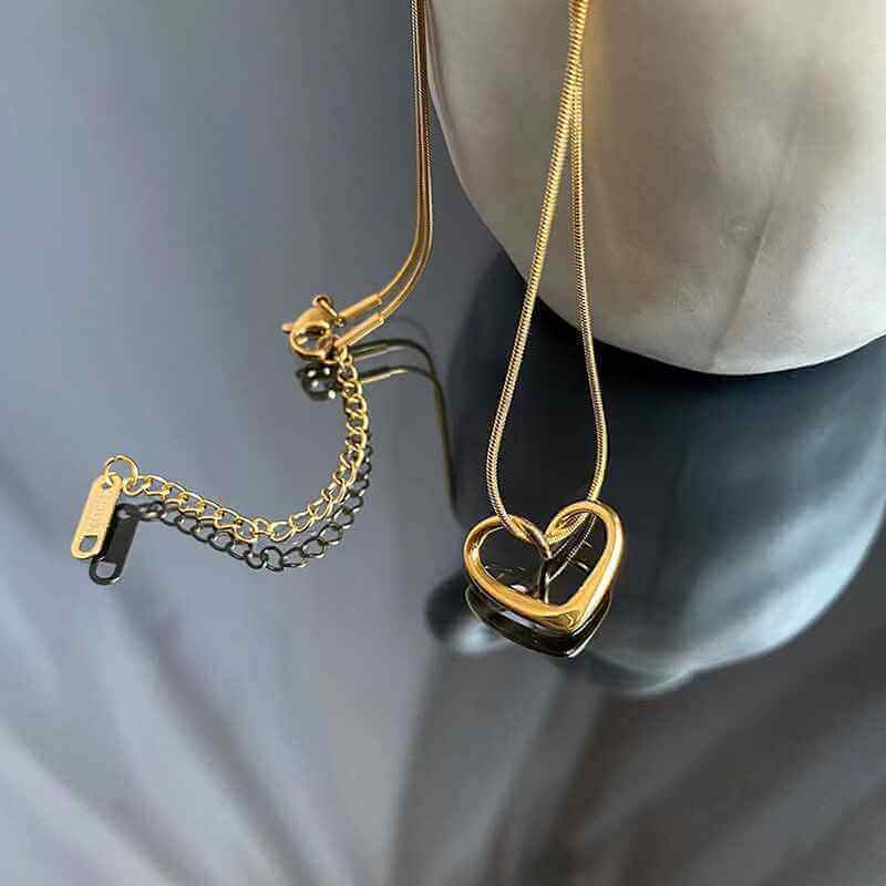 Hollow-out Peach Heart Necklace