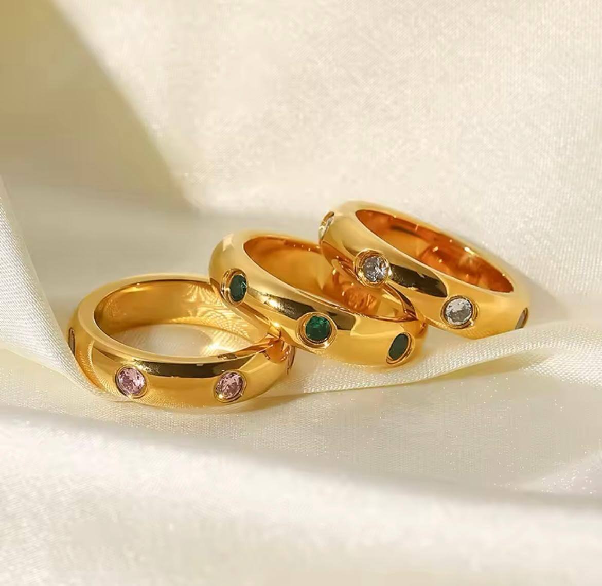 Round Emerald Flush Ring